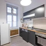 Charming & Cozy In The King Street Apartment Budapest