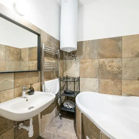 Charming & Cozy In The King Street Apartment Budapest