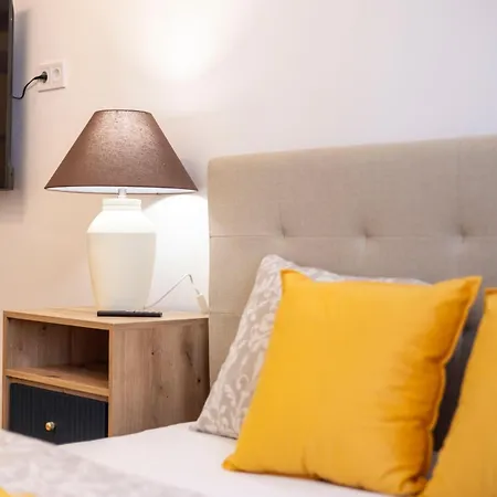 Charming & Cozy In The King Street Apartment
