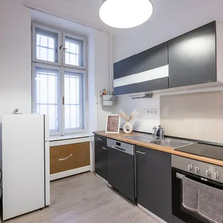Charming & Cozy In The King Street Apartment Budapest