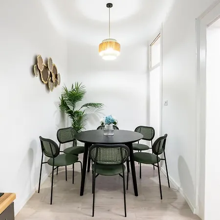 Charming & Cozy In The King Street *